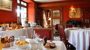 Daily buffet breakfast (EUR 18.00 per person)