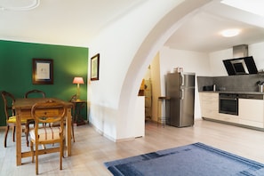 Apartment, City View | Private kitchen