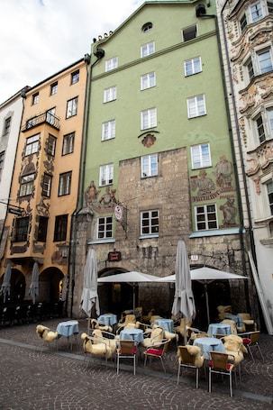 Golden Roof Apartments by Penz