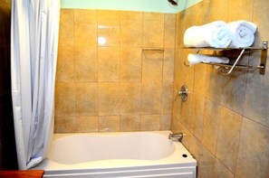 Combined shower/tub, deep soaking tub, free toiletries, towels