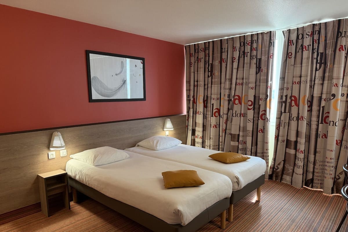 Twin Room, Accessible | Premium bedding, desk, free cots/infant beds, free WiFi