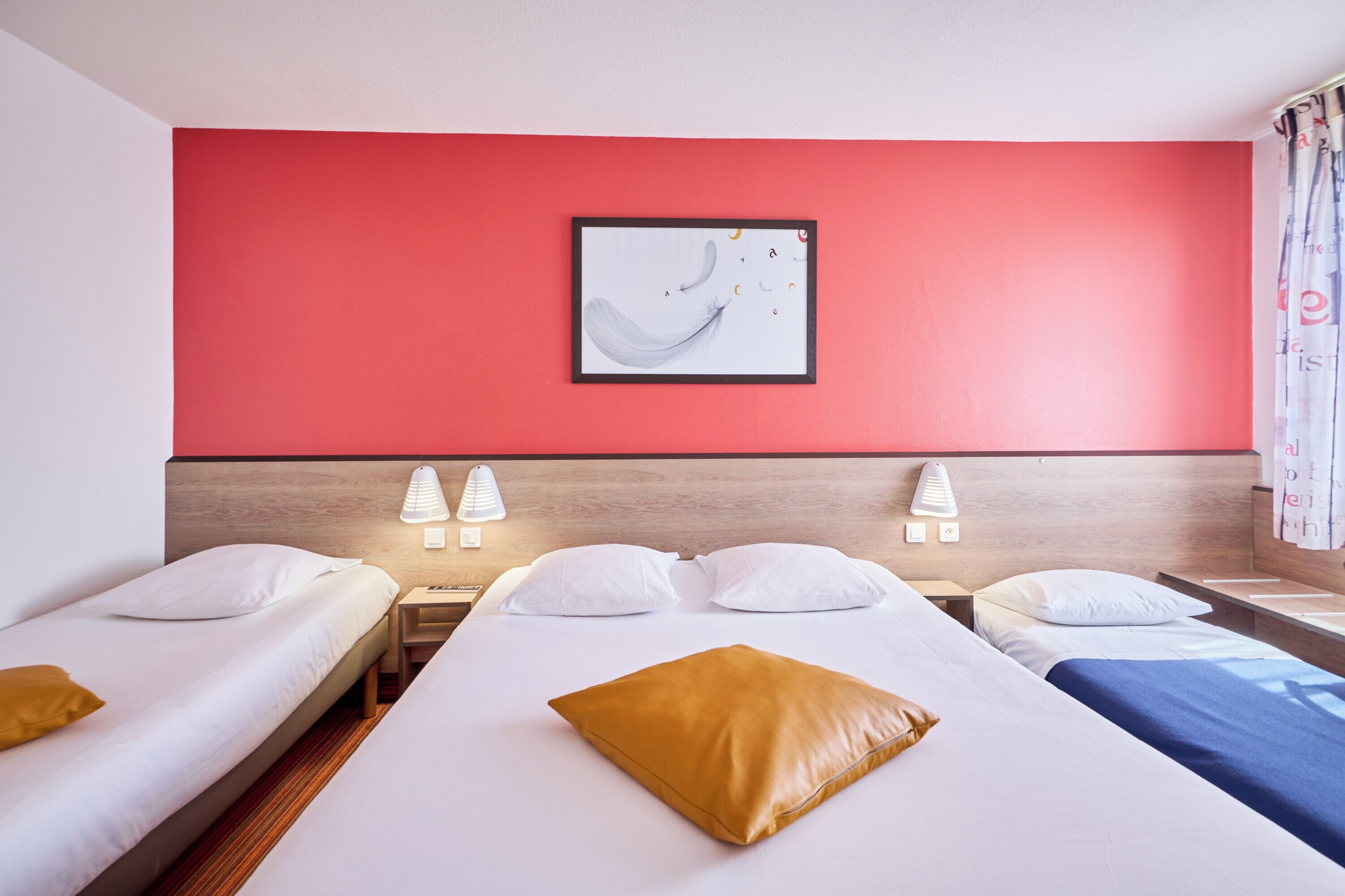 Family Room | Premium bedding, desk, free cribs/infant beds, free WiFi