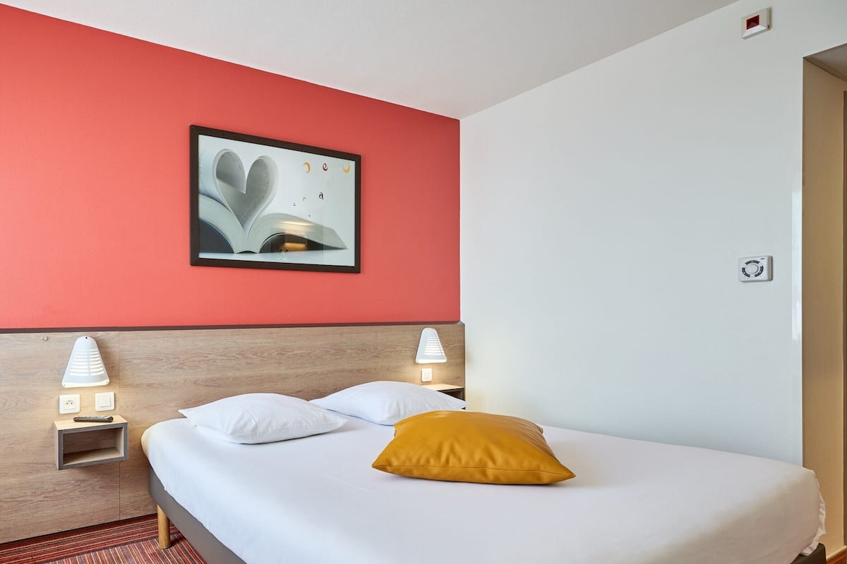 Habitación doble estándar | Ropa de cama de alta calidad, escritorio, cunas gratuitas y wifi gratis