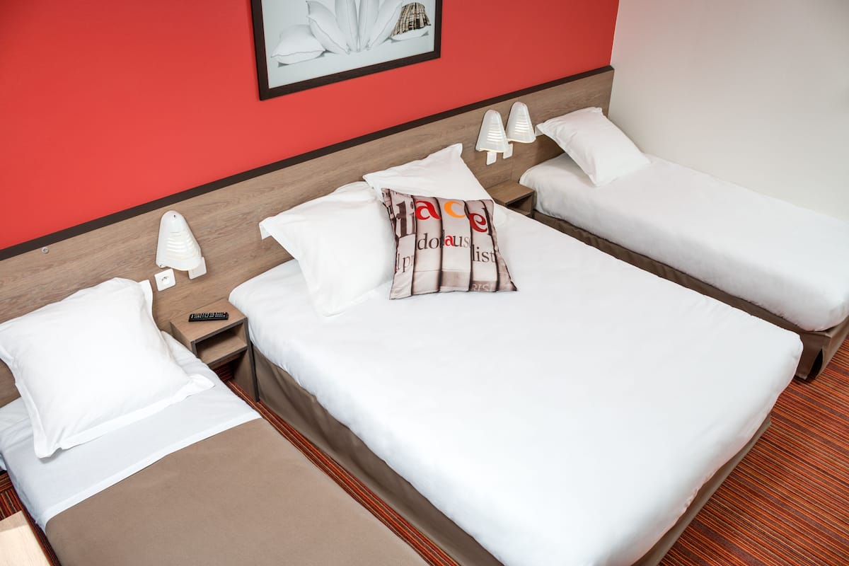 premium bedding, desk, free cots/infant beds, free wifi