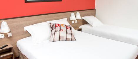 Premium bedding, desk, free cribs/infant beds, free WiFi