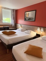 Ropa de cama de alta calidad, escritorio, cunas gratuitas y wifi gratis
