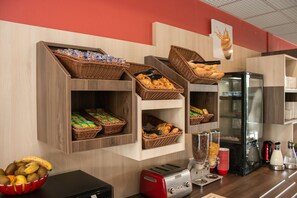 Daily buffet breakfast for a fee - Hotel Goodwood (Saint-Contest)