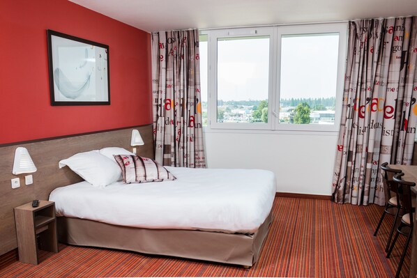 Literie de qualité supérieure, bureau, lits bébé (gratuits)