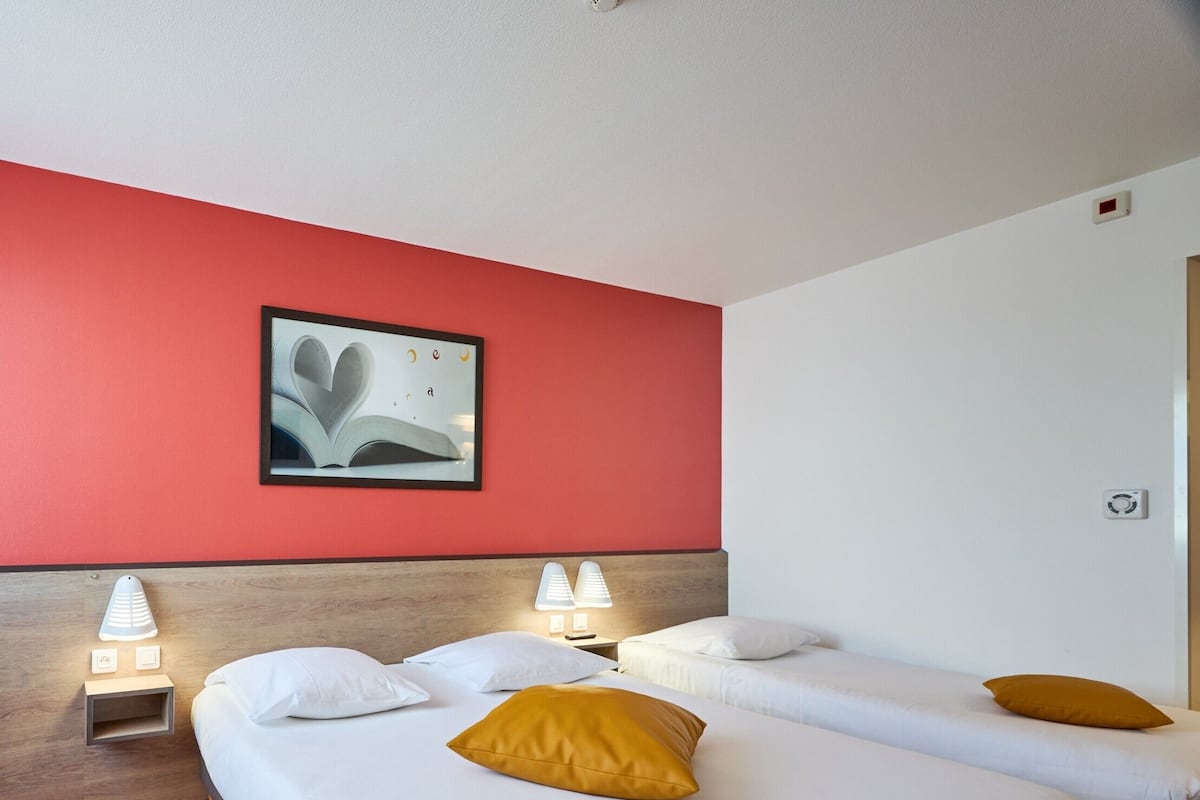 Habitación triple estándar, varias camas | Ropa de cama de alta calidad, escritorio, cunas gratuitas y wifi gratis