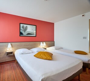 Standard Triple Room, Multiple Beds | Premium bedding, desk, free cots/infant beds, free WiFi - Hotel Goodwood (Saint-Contest)
