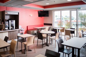 Petit déjeuner buffet (9.90 EUR par personne)