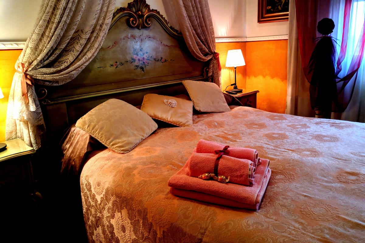 Double Room | Desk, cots/infant beds, free WiFi, bed sheets