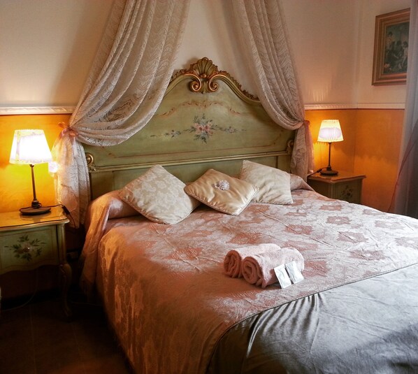 Double Room | Desk, cribs/infant beds, free WiFi, bed sheets