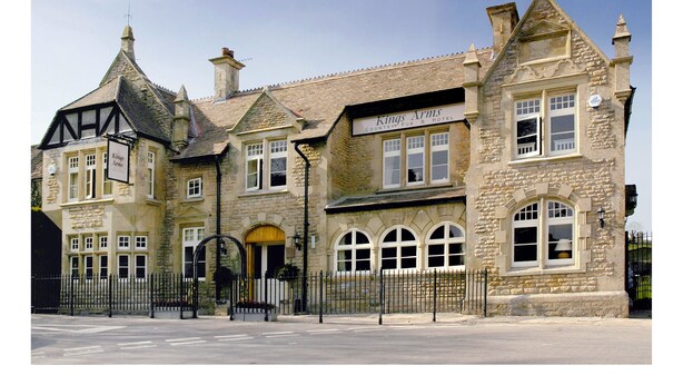 A historic building with a sign for "Kings Arms Country Pub & Hotel". - The Kings Arms (Sherborne)