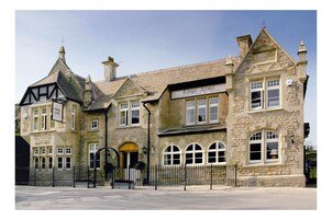 Un edificio histórico con un letrero que dice "Kings Arms Country Pub & Hotel".