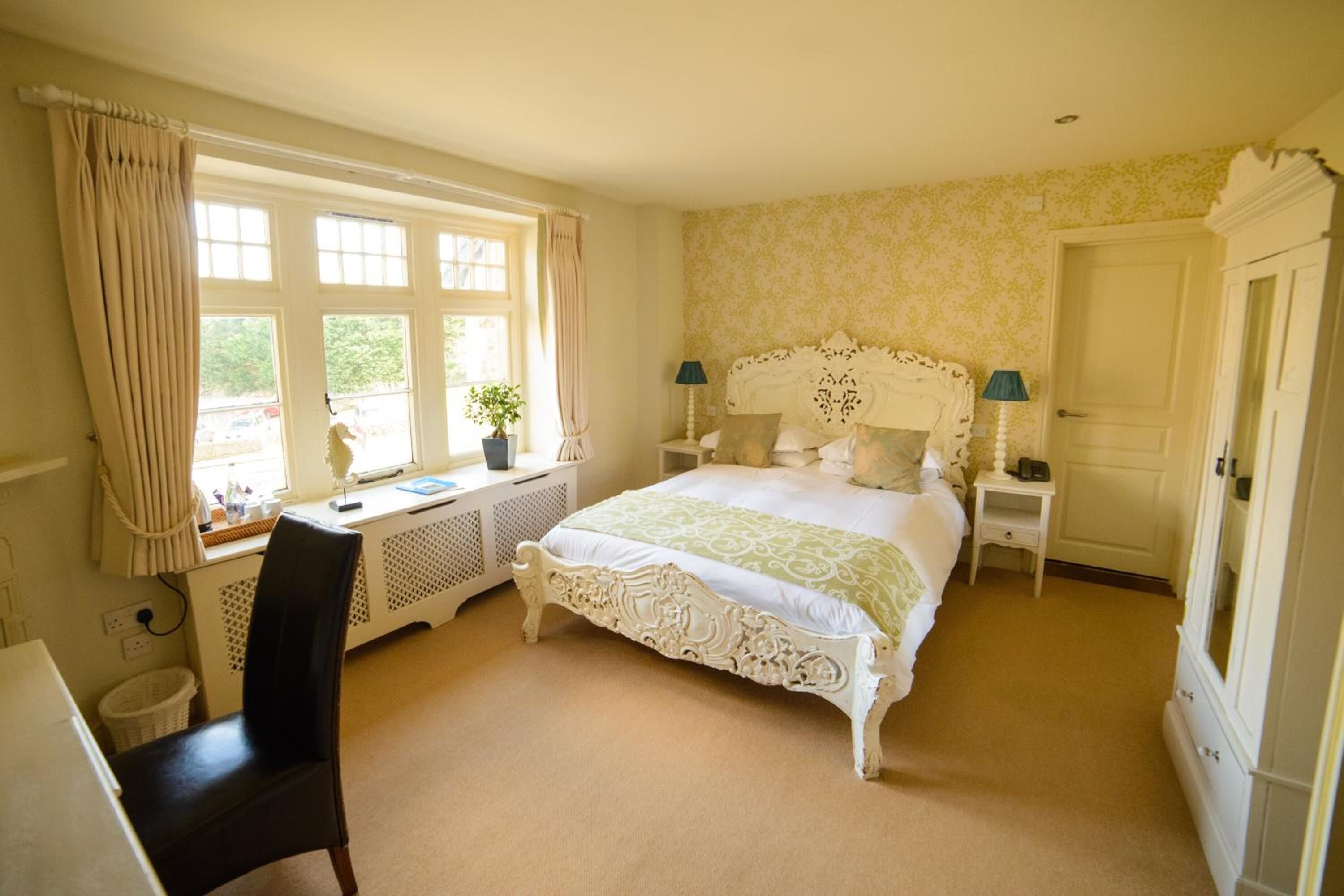 Desk, iron/ironing board, free WiFi, wheelchair access