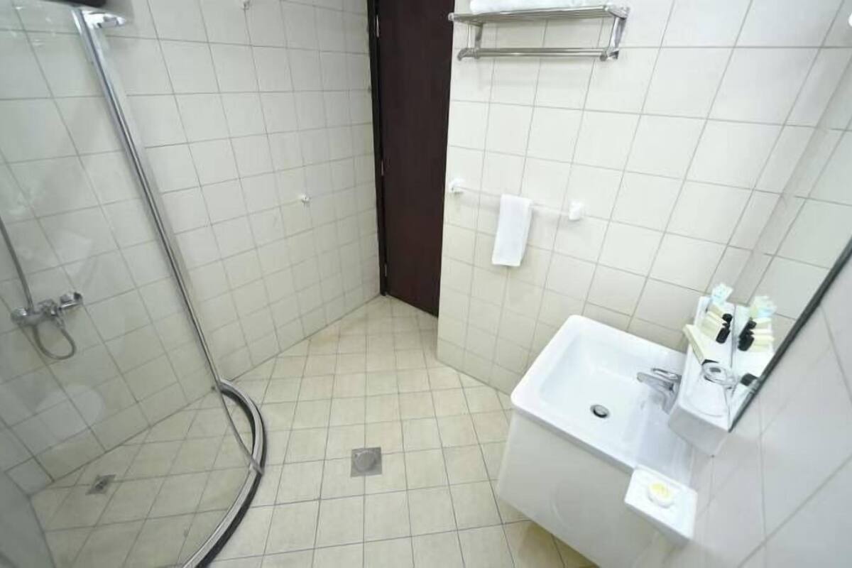 shower, free toiletries, towels