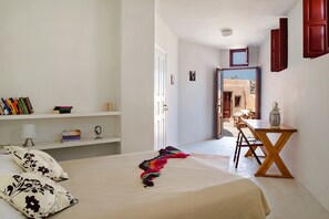 4 chambres, bureau, chambres insonorisées, fer et planche à repasser