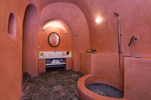 Villa, 4 slaapkamers | Badkamer | Een douche, een haardroger, handdoeken, zeep
