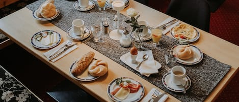 Petit déjeuner buffet (9 EUR par personne)