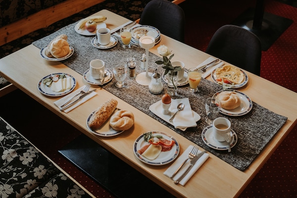Desayuno buffet diario (EUR 9 por persona)