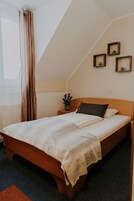 Standard Room, 1 Twin Bed, Non Smoking | Desk, free WiFi, bed sheets