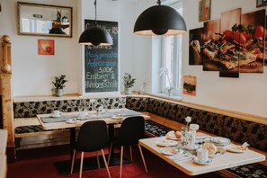 每日供应自助式早餐（每人 EUR 9）