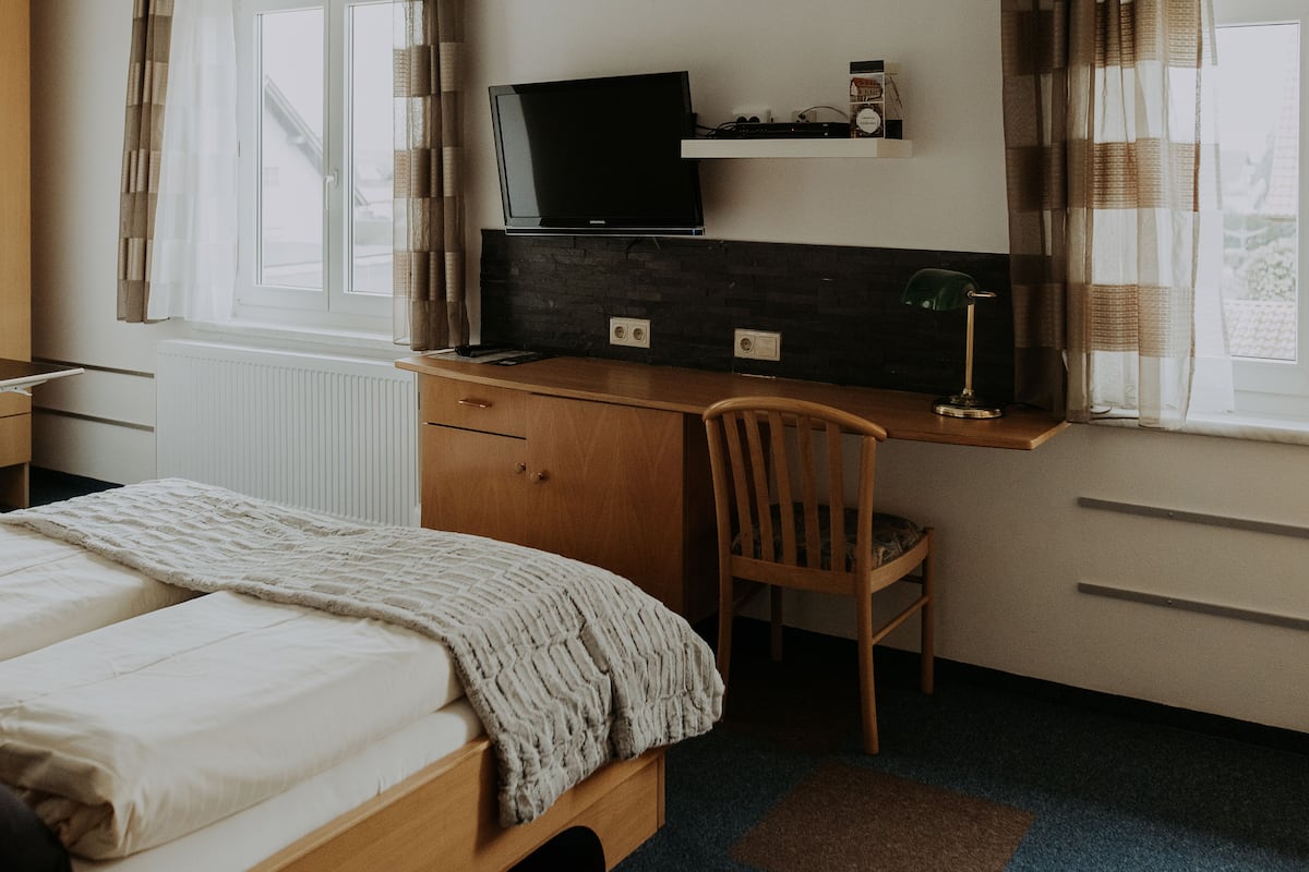 Escritorio, wifi gratis y ropa de cama