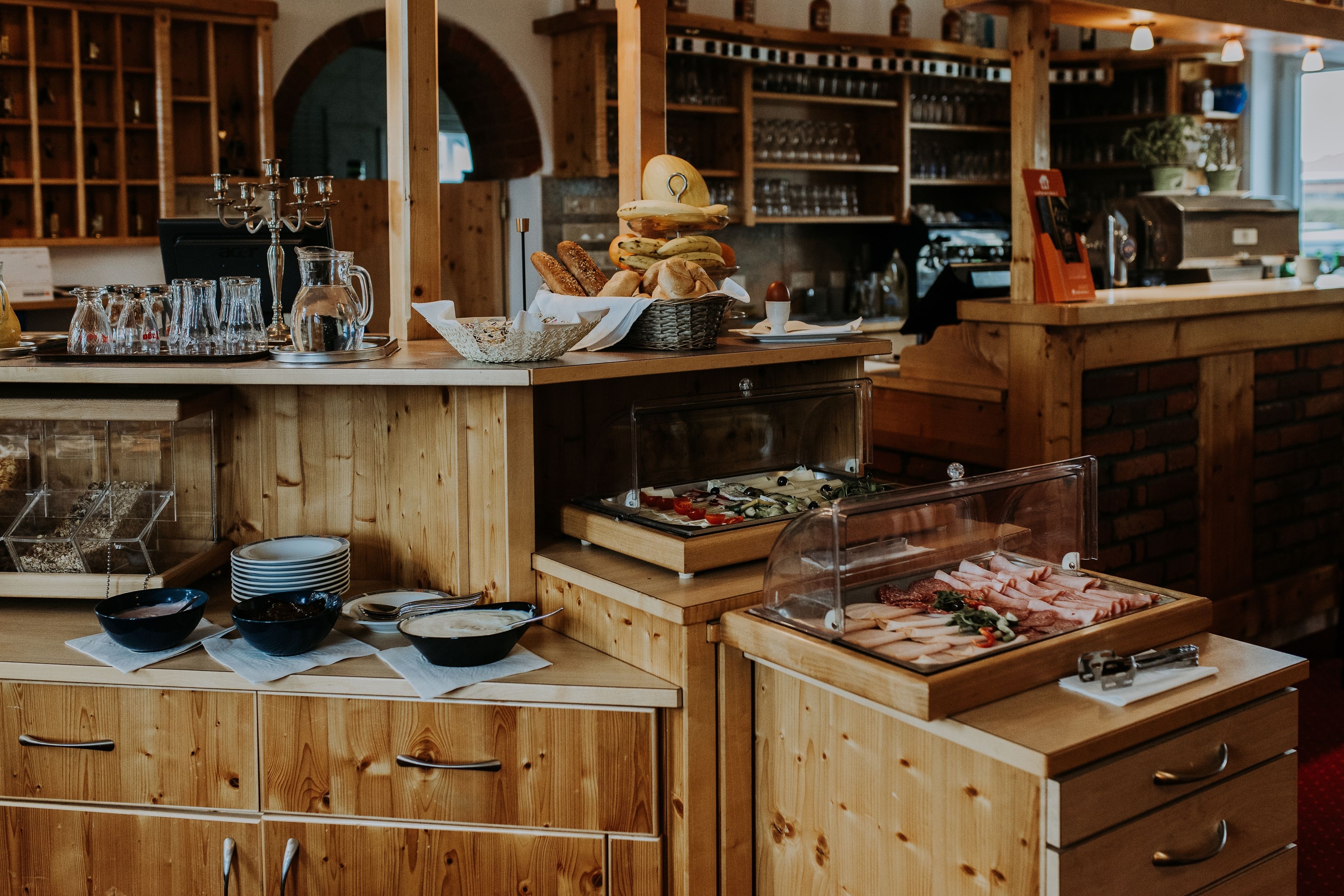 Montaje tipo bufé con diversos alimentos, cristalería y vajilla.