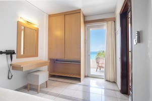 Panoramic Suite, Balcony, Ocean View | Bed sheets