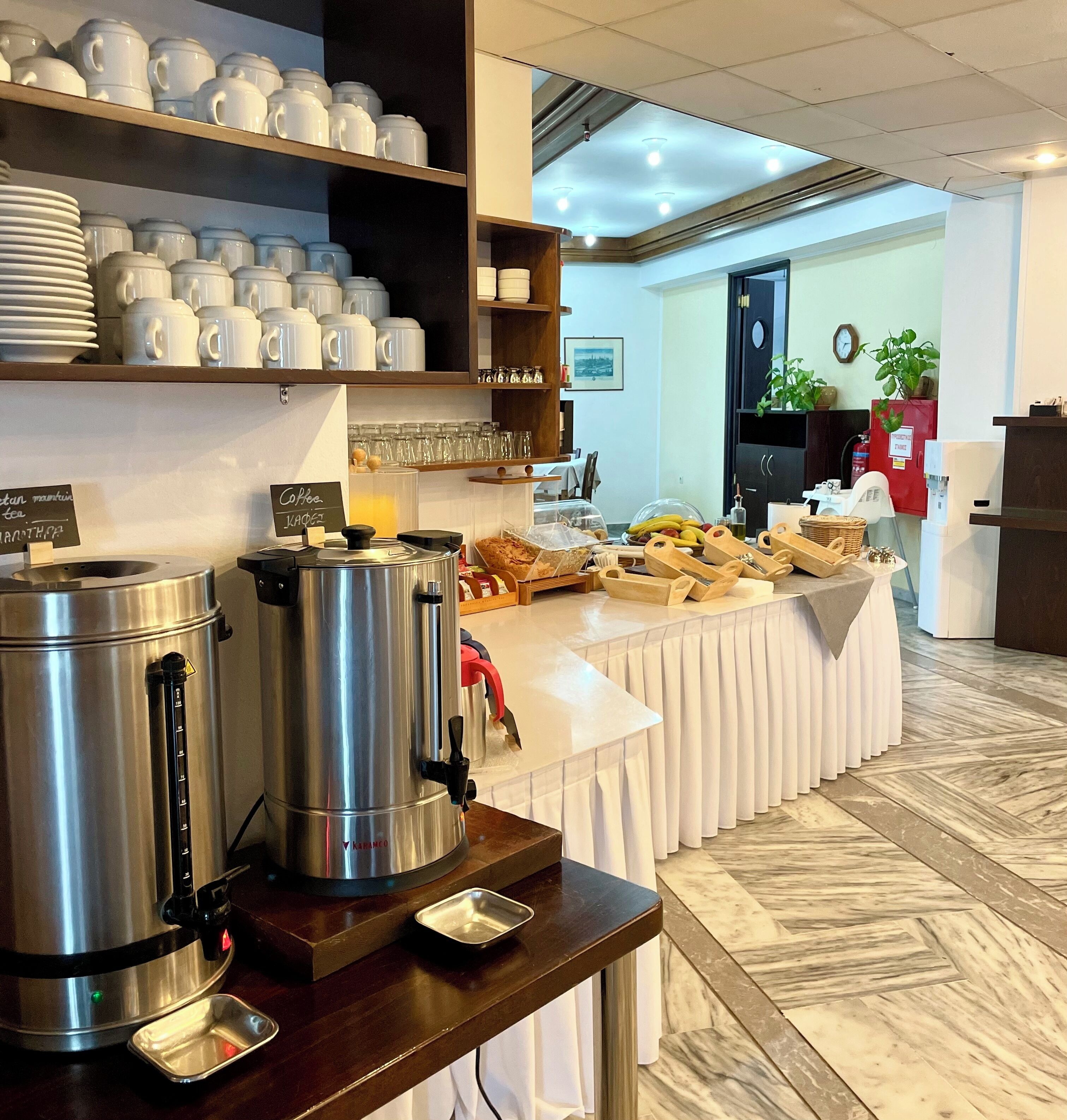 Un buffet proposant des machines à café, une variété de plats et un espace dédié aux boissons chaudes.