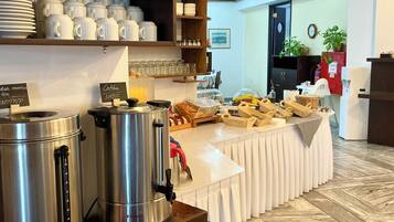 Un buffet proposant des machines à café, une variété de plats et un espace dédié aux boissons chaudes.