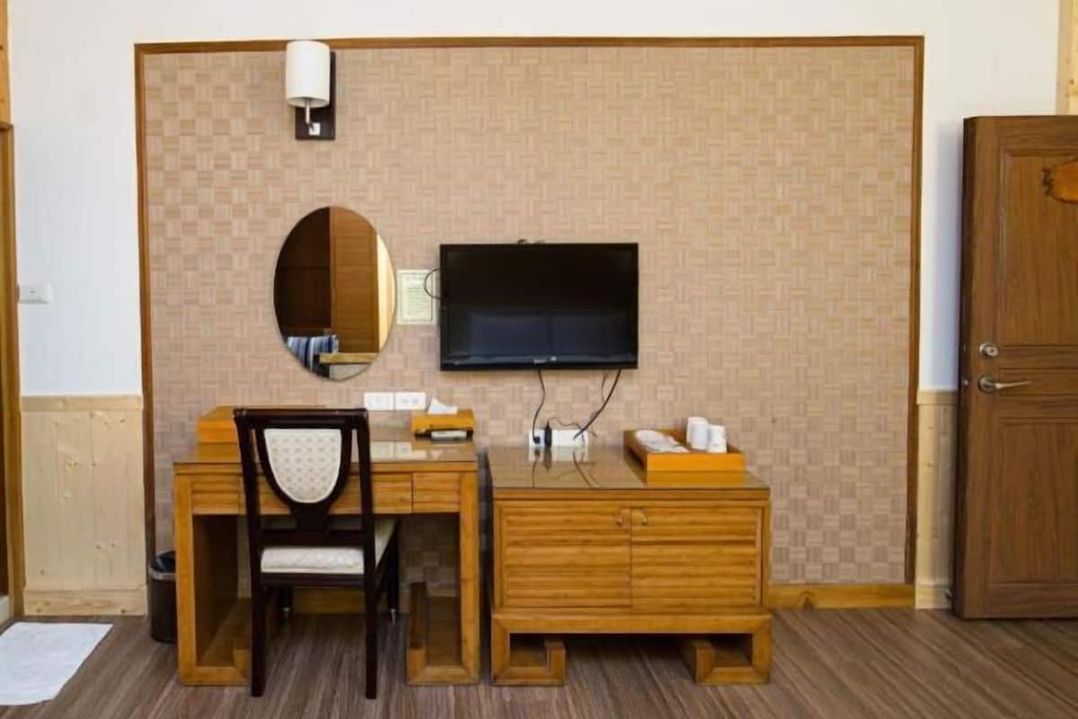 Desk, soundproofing, free WiFi