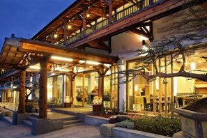 Fassade der Unterkunft – Abend/Nacht