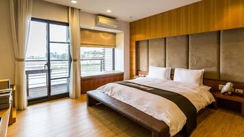 Quarto casal clássico | Roupas de cama premium, frigobar, individualmente decorados