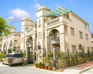 Front of property - Shang Her Yuan B&B (Jinhu)