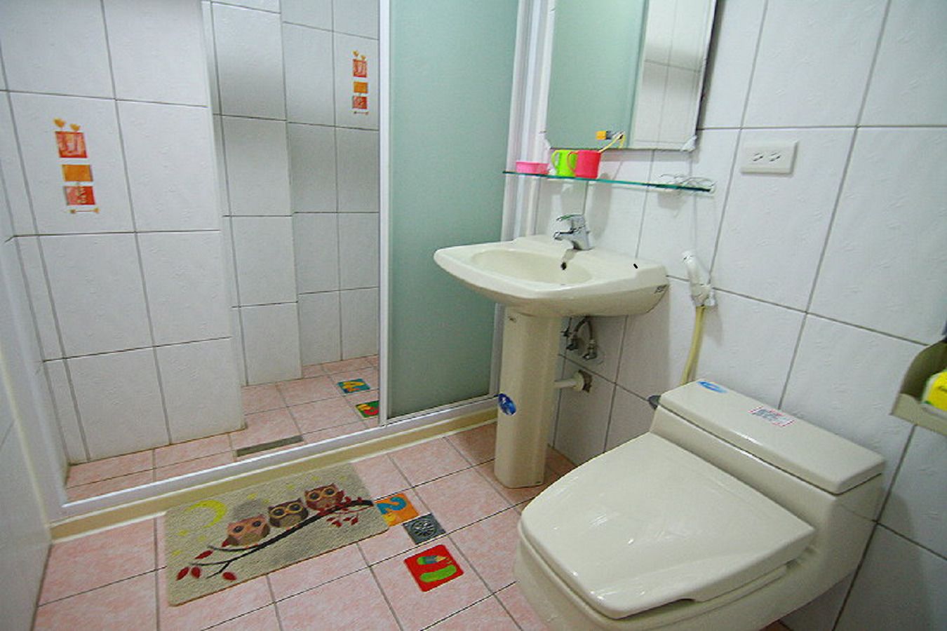 Un baño con inodoro, lavamanos y ducha.