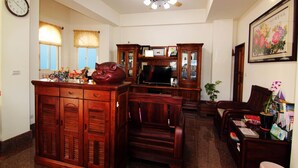 Un salon spacieux avec un meuble en bois, un téléviseur et un ventilateur de plafond.