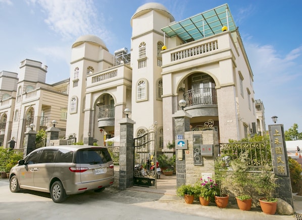 Un edificio grande y antiguo con múltiples cúpulas y una puerta de entrada destacada.
