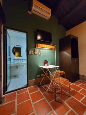 Business Double Room | Individually decorated, desk, free WiFi, bed sheets - Take a Break Classic B&B (Jincheng)