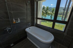 Kostenlose Toilettenartikel, Haartrockner, Hausschuhe, Bidet