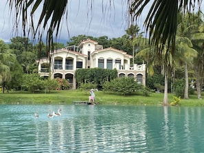 家庭独立别墅, 4 间卧室, 湖景 | 高档床上用品、迷你吧、办公桌、遮光窗帘