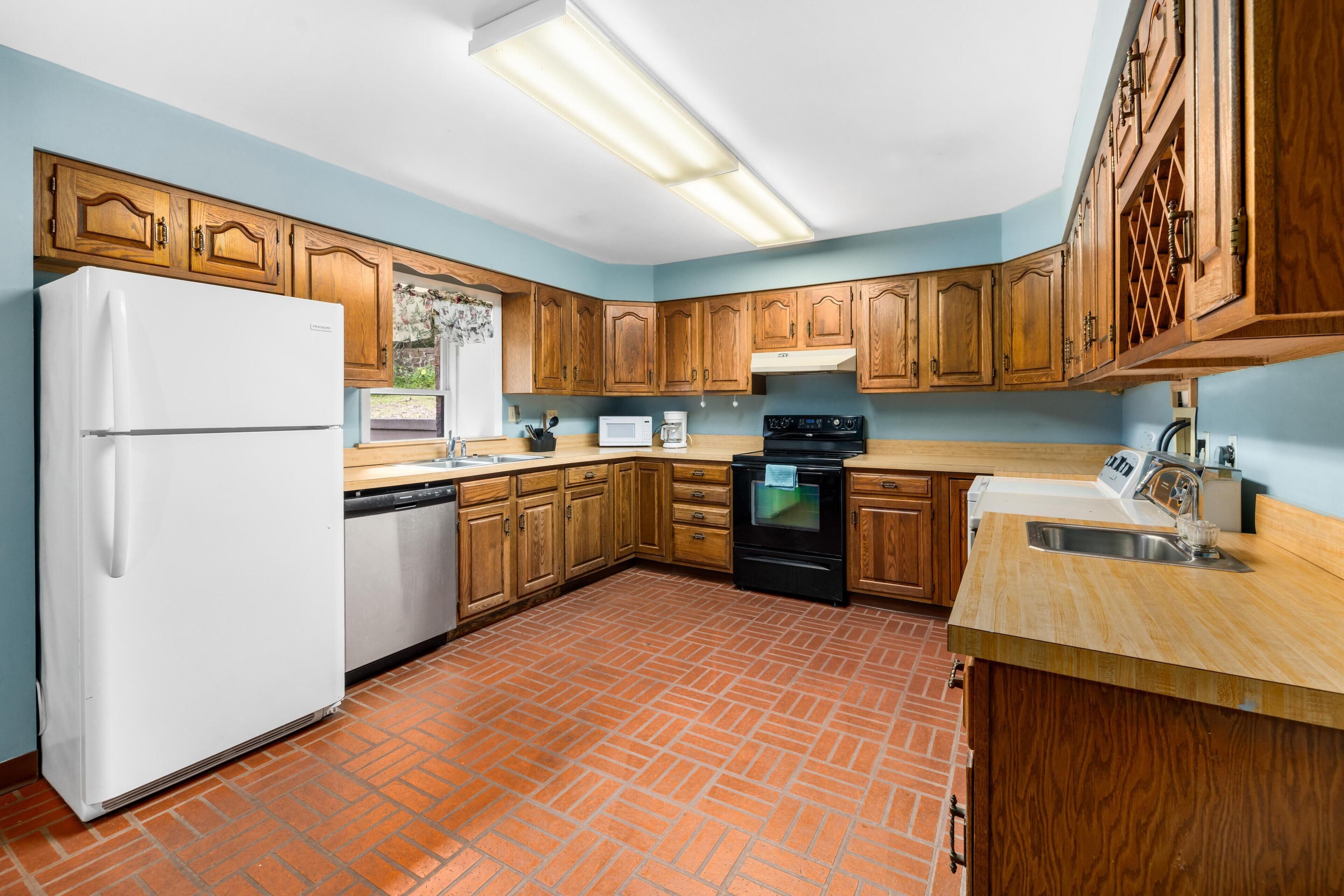 fridge, microwave, coffee/tea maker