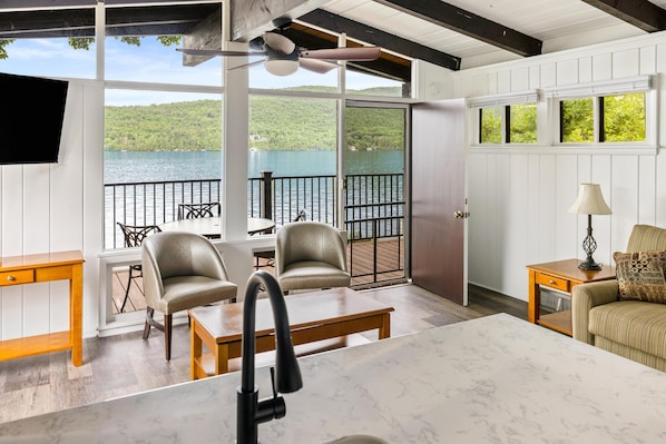 Flat-screen TV, DVD player - Sun Castle Resort (Lake George)