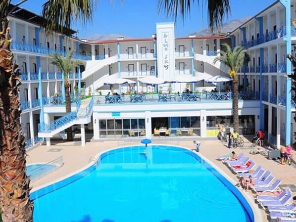 Seasonal outdoor pool, pool umbrellas, sun loungers - Blue Sky Hotel (Kemer)