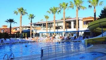 Una piscina al aire libre de temporada, sombrillas