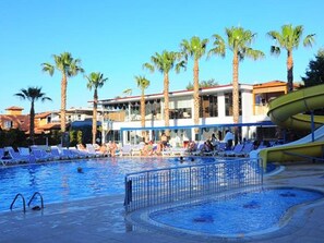 Seasonal outdoor pool, pool umbrellas, sun loungers - Blue Sky Hotel (Kemer)