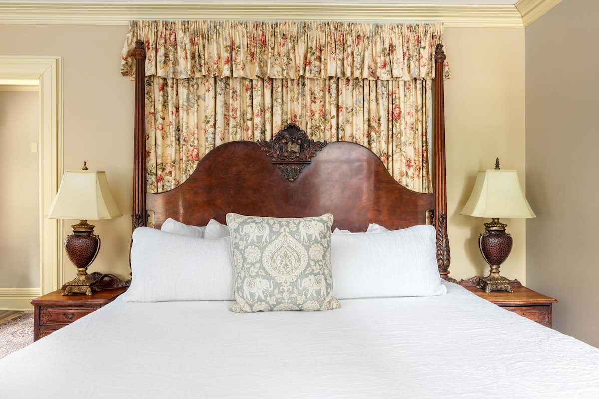 Erlowest Suite | Premium bedding, in-room safe, soundproofing, iron/ironing board