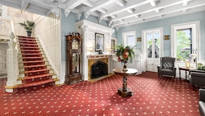 Lobby - The Inn at Erlowest (Lake George)