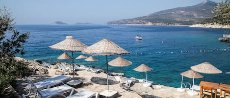 Privéstrand vlakbij, ligstoelen aan het strand, parasols, een strandbar